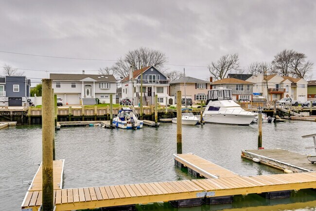 Building Photo - 1017 California Pl S