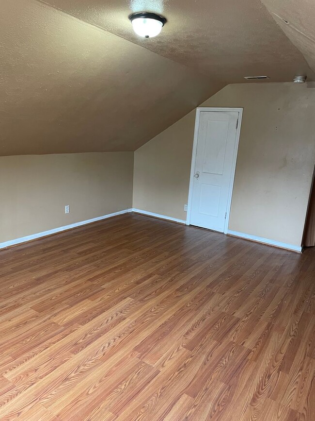 Building Photo - Knoxville 37915 - 3 bedroom, 2 bath home -...