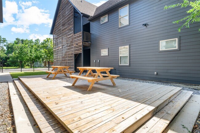 Building Photo - 3426 Tuam St