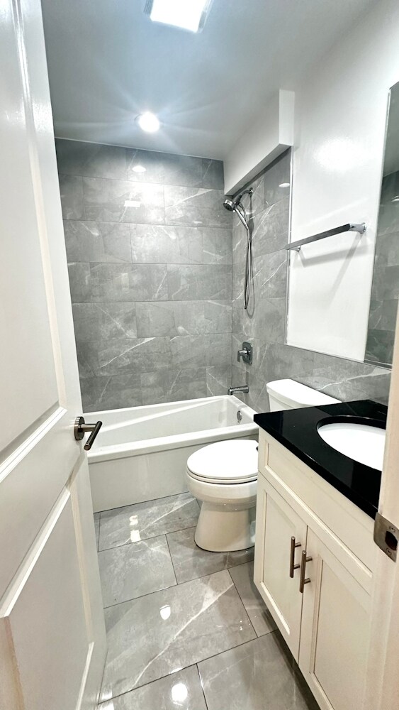 Building Photo - 6954 N Sheridan Rd