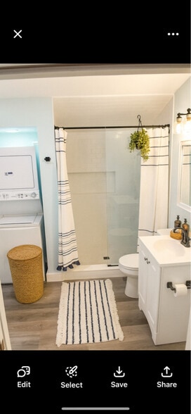 Building Photo - 1911 Capital St