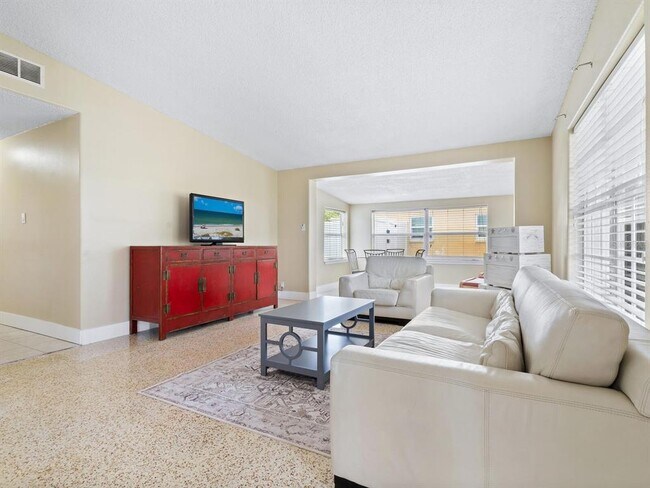 Building Photo - 3115 Bay Dr