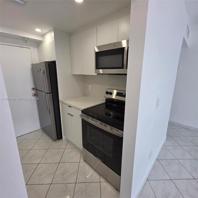 Building Photo - 2350 NE 135th St