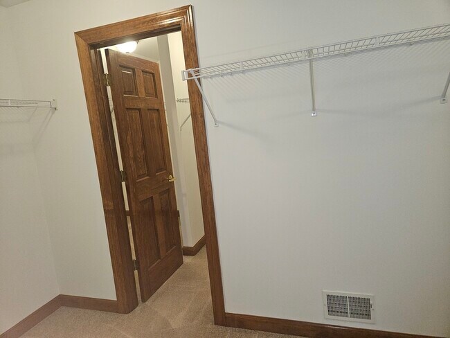Building Photo - 733 Woodbury Ct