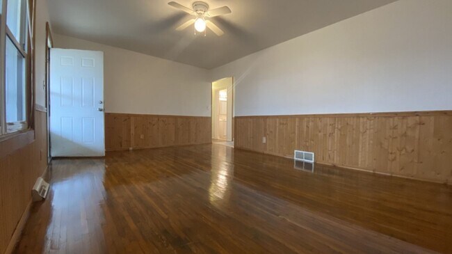 Building Photo - 3 Bedroom, 1 Bathroom Home Close to Fort L...