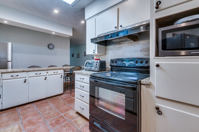 Full kitchen - 3310 Springwood Pl