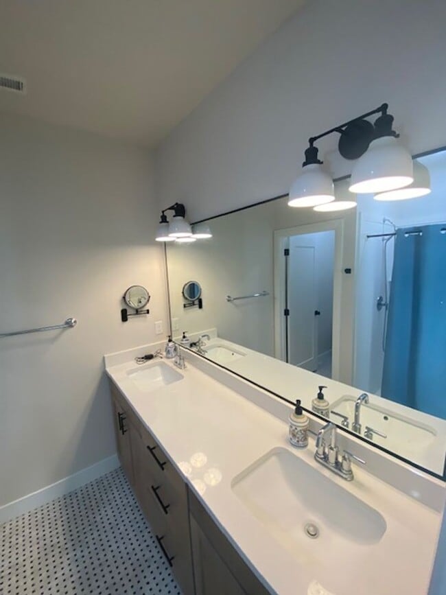 Building Photo - Move-In Discount -- 3 bedroom - 2 bath Newer Single family in Crescent Hills