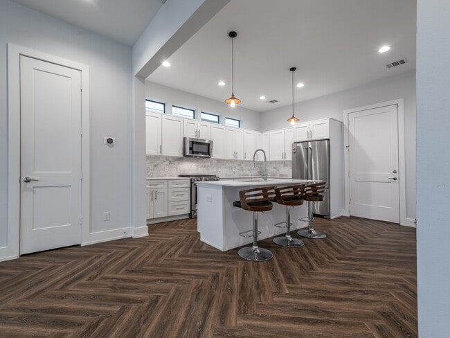 Building Photo - 210 E 32nd St