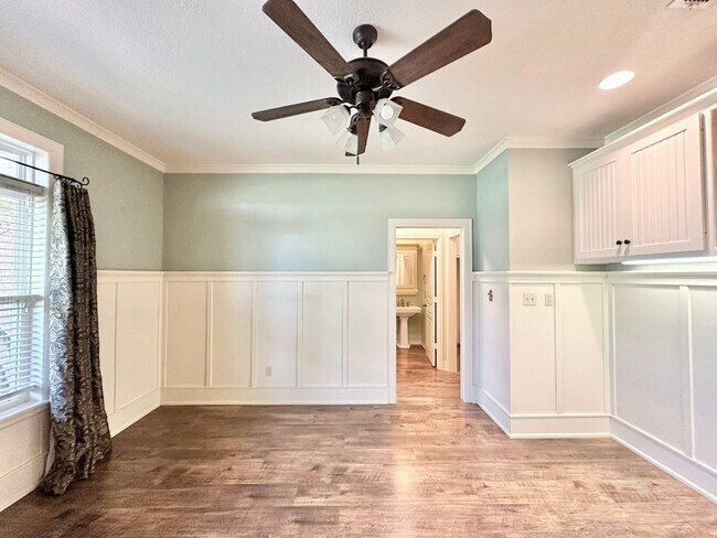 Building Photo - Tour Today! Show Stopping Home in Flint!