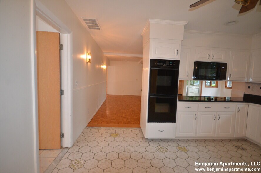 Building Photo - 20 Mossdale Rd