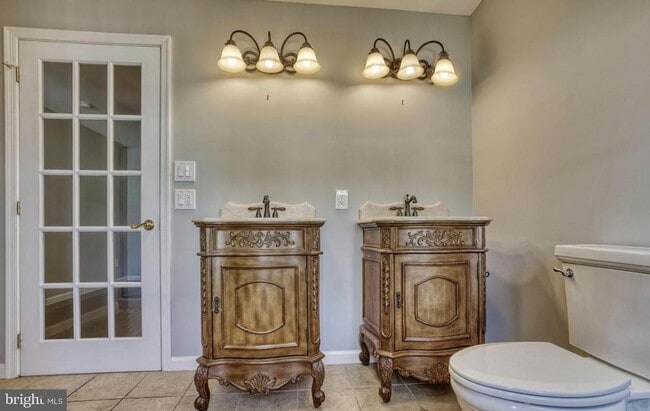 Building Photo - Amazingly renovated 3bd 2.5bth rarely avai...