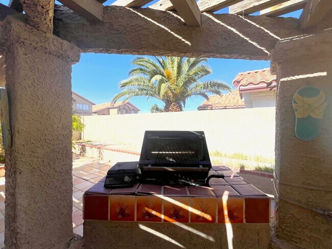 Building Photo - 3-Bedroom, 2-Bath House - Las Vegas, NV
