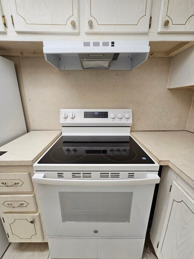 Building Photo - 114 Norwich E