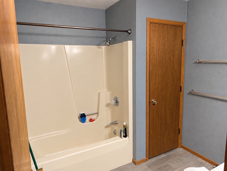Upstairs Bathroom - 1910 Tamarack St
