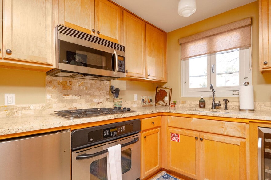 Building Photo - 325 Sena St