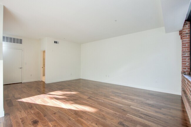 Building Photo - 3 Level Loft at Plant 51- 2 Bed/2 Bath - Exposed Brick