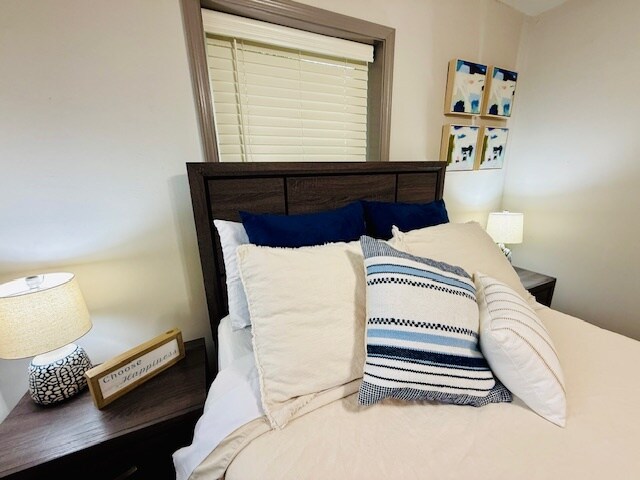 Building Photo - 3221 York Dr