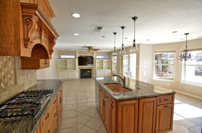 Building Photo - NE Heights Home