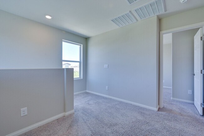 Building Photo - NW!! Solar!!  Gated!!  Bed and bath downst...