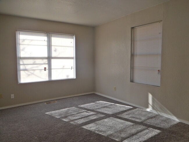 Building Photo - Huge 4 Bedroom in West Tulsa