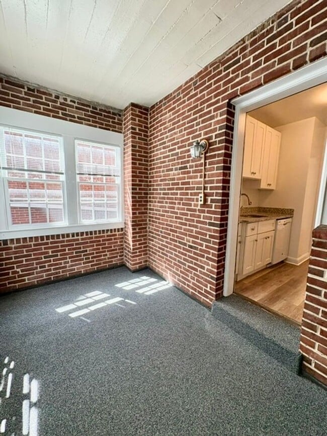 Building Photo - 4534 Avondale St