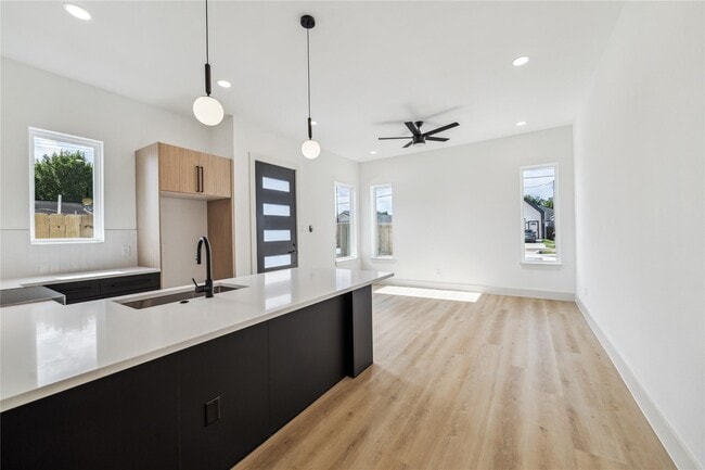 Building Photo - 415 Clearwater St