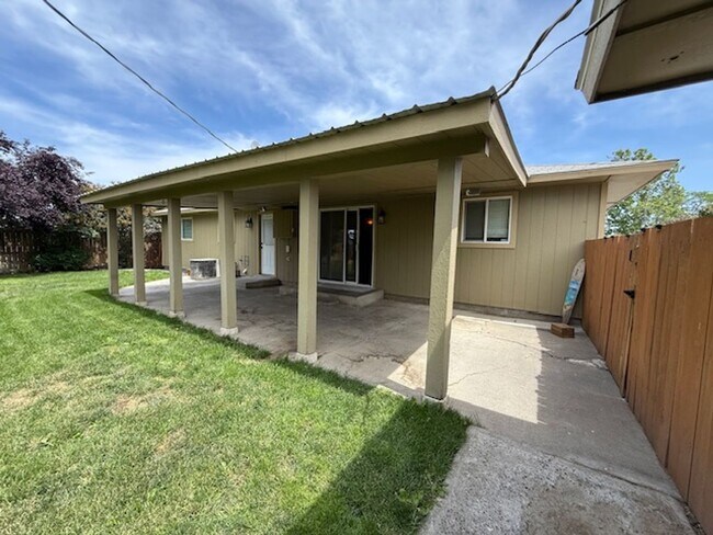 Building Photo - 3 Bedroom 1.25 Bath with 2 car garage