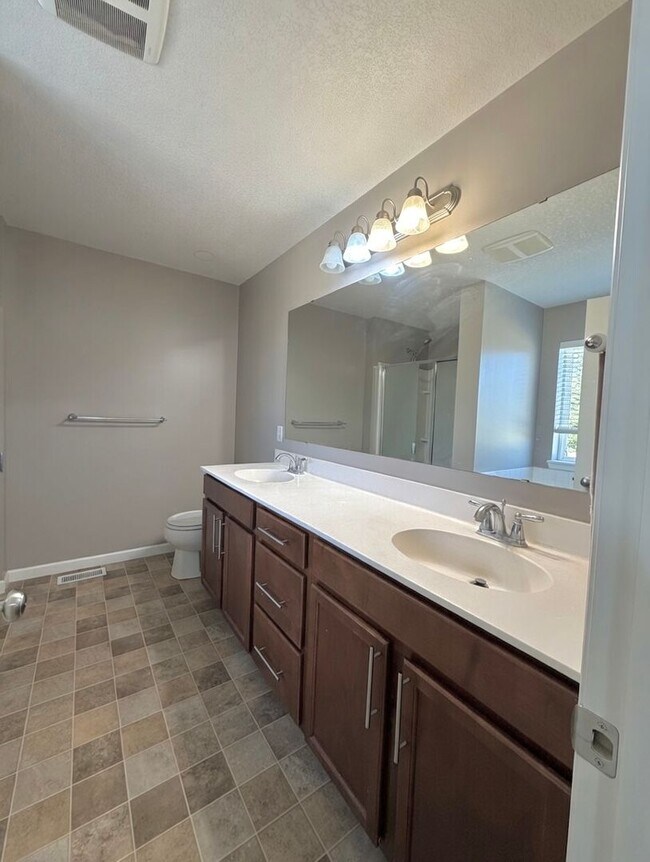 Building Photo - Rare 4 Bedroom End Unit Townhome in The Beautiful Stonemill Farms of Woodbury