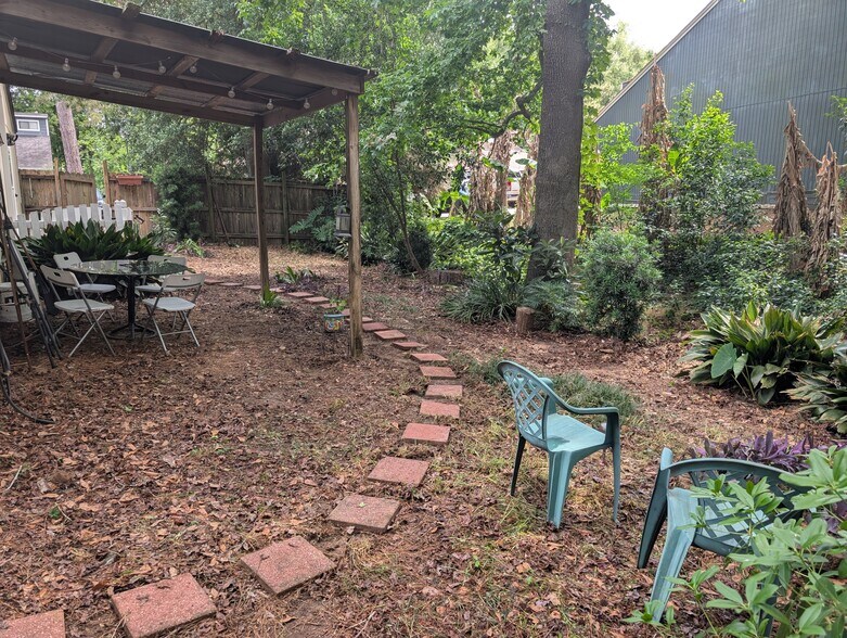 Secluded side yard - 2228 Sandpiper St