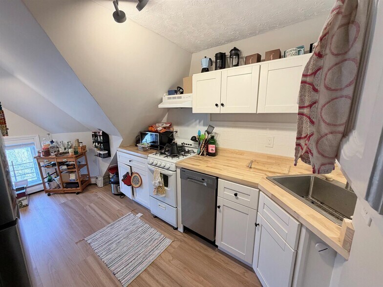 Building Photo - 72 College Ave