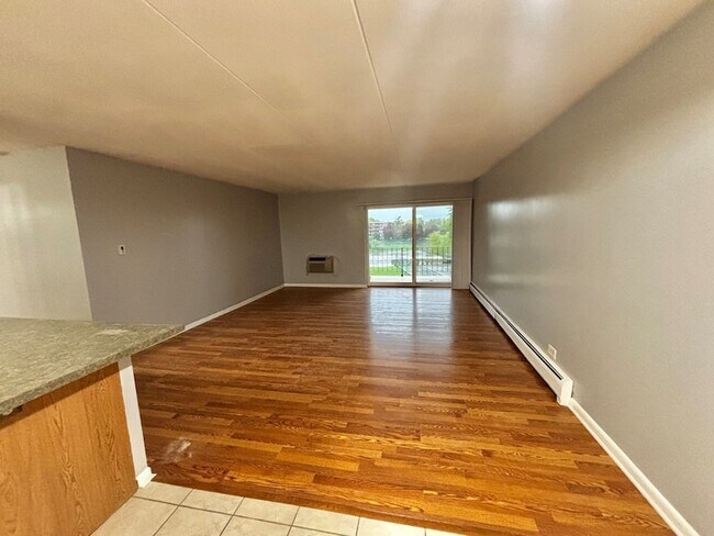 Building Photo - 18 E Old Willow Rd