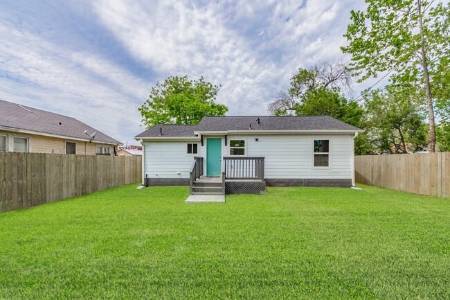 Building Photo - 415 7th Ave N
