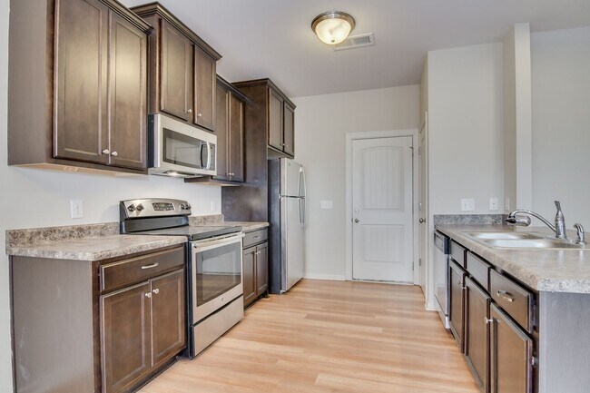 Building Photo - 3 Bedroom 2.5 Bath Townhouse