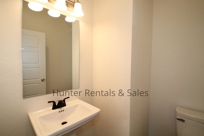 Building Photo - Upscale Three-bedroom Townhome!