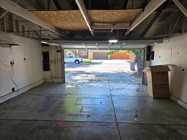 Building Photo - 1225 W Beverly Pl