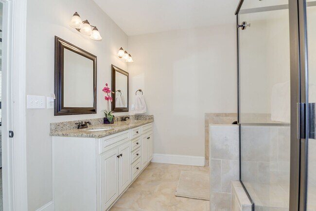 Building Photo - Gorgeous 5-Bedroom 3.5 Bath Home