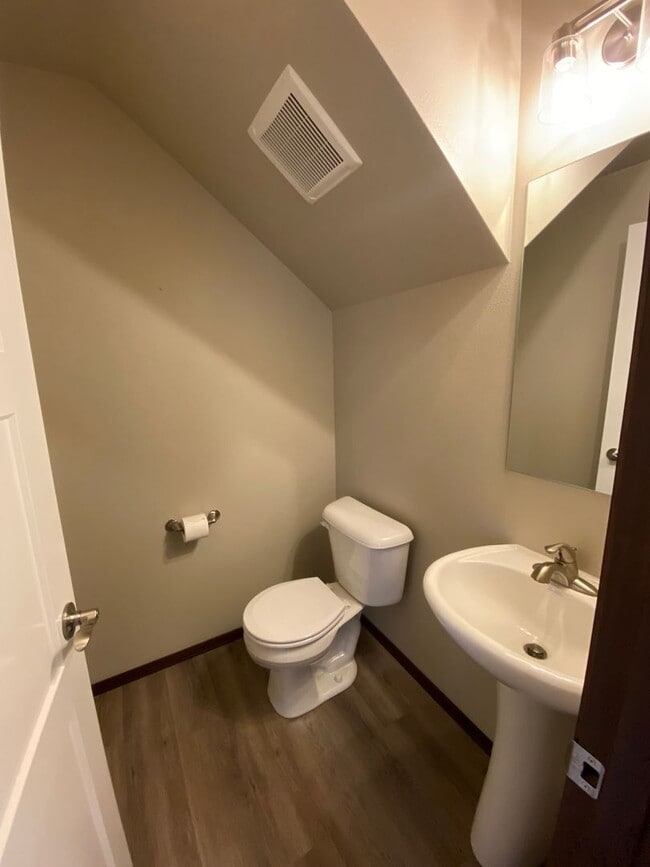 Building Photo - Beautiful 3 Bedroom 2.5  Bathroom Townhome w/ 2-car Garage - in the Eastmont School District!