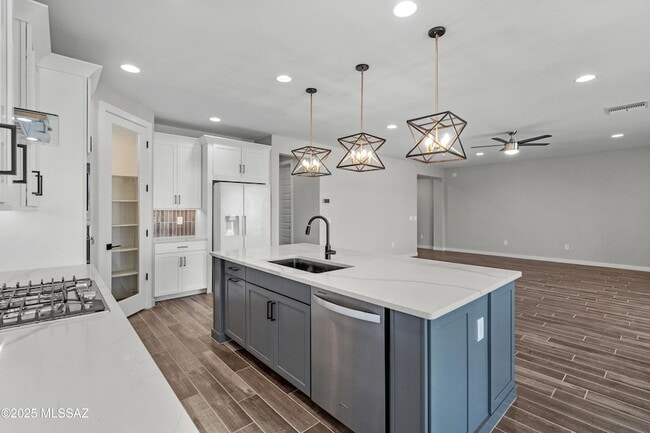 Building Photo - 1009 E Silver Ray Dr