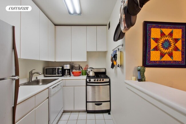 Building Photo - 215 W 95th St