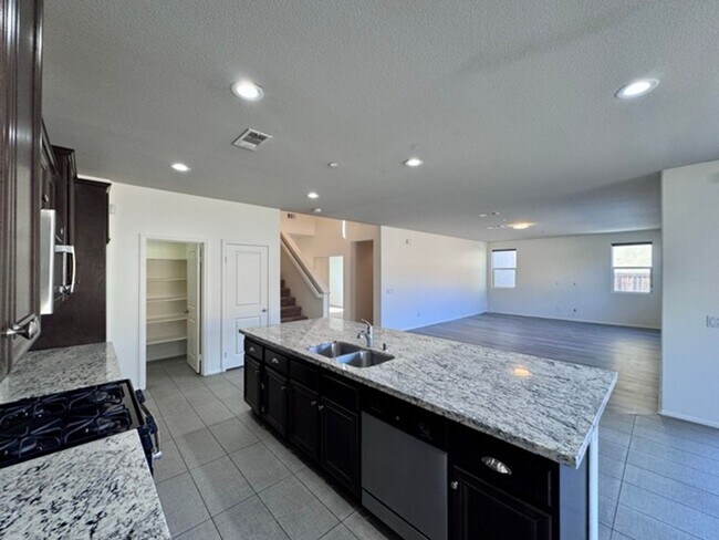 Building Photo - MOVE IN SPECIAL!! Move in on or before Oct...