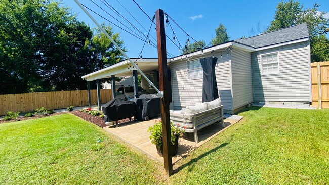 Building Photo - Three bedroom one bath!