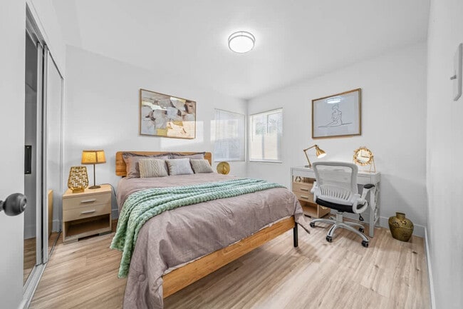 Building Photo - 606 S Sunshine Ave