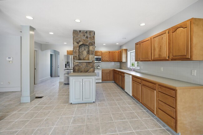 Building Photo - 564 Main St