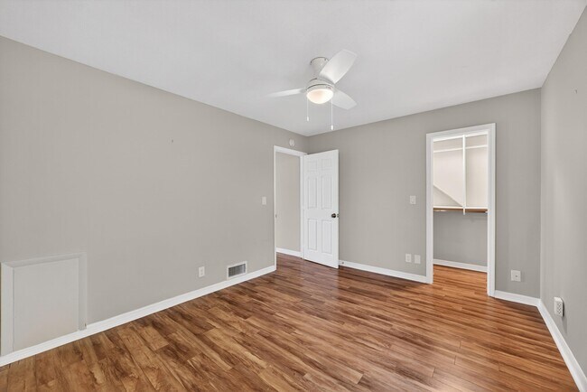 Building Photo - 83 Comares Ave