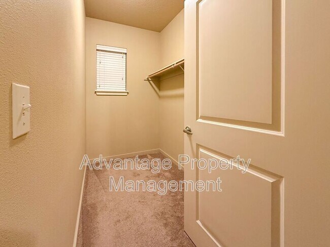 Building Photo - 523 Catron St N