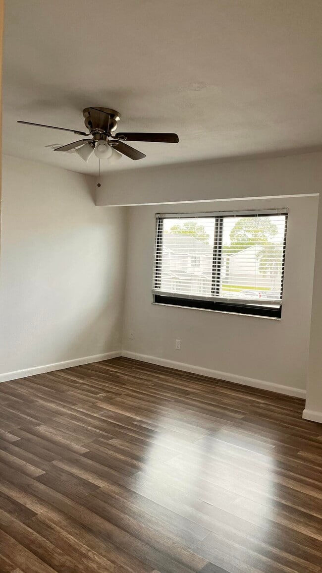 Building Photo - 5305 Bayside Dr