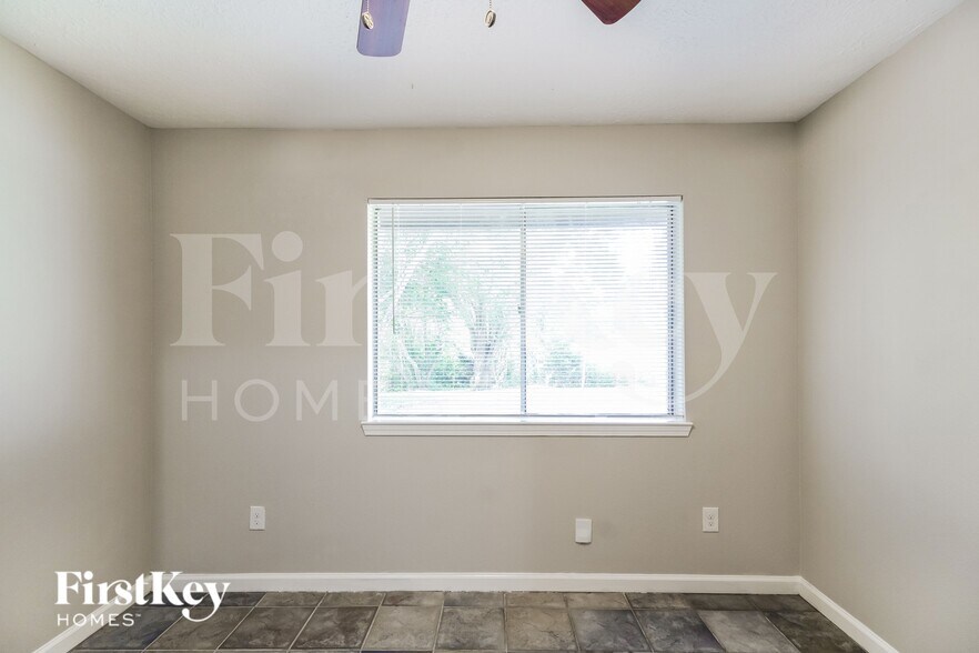 Building Photo - 4427 Ravine Dr