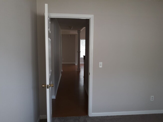 Building Photo - Charming Home in Northeast Columbia - Less...
