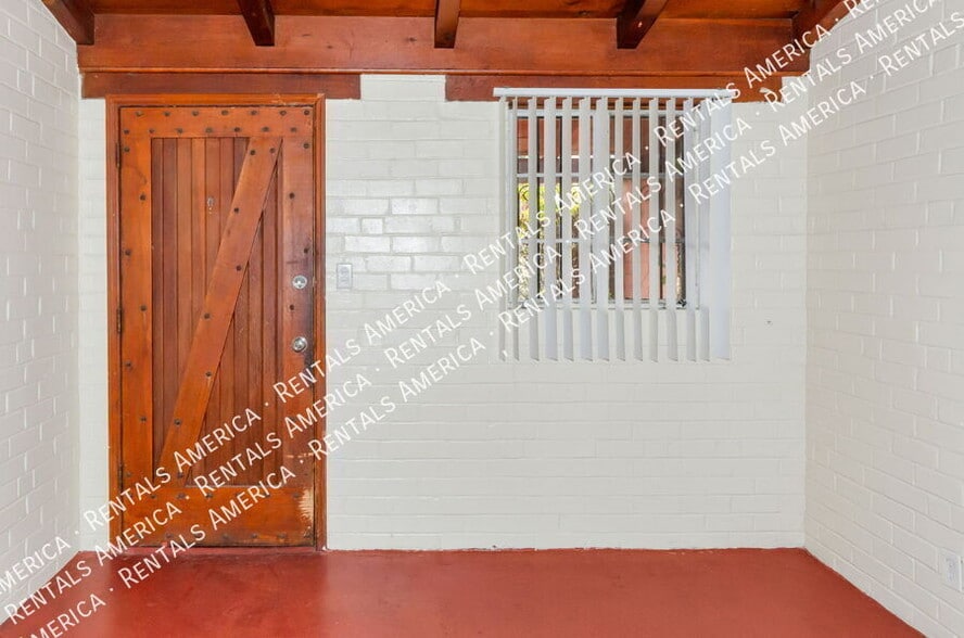 Building Photo - 947 N Alvernon Way