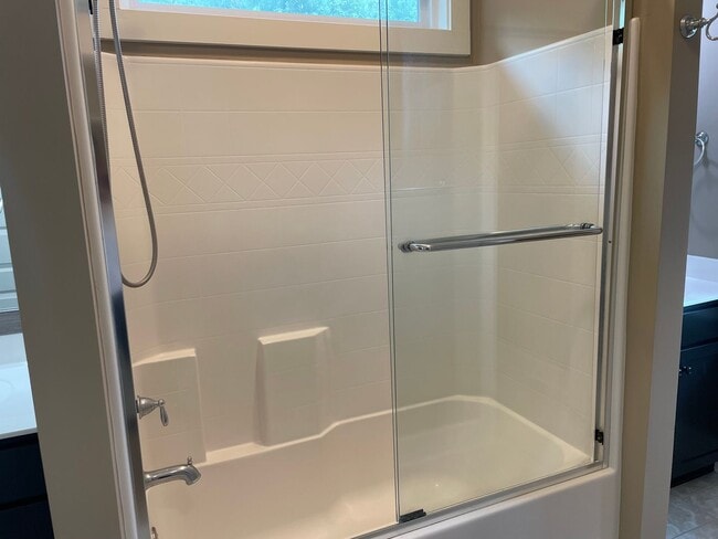 Building Photo - One level home with 2 Car Garage!